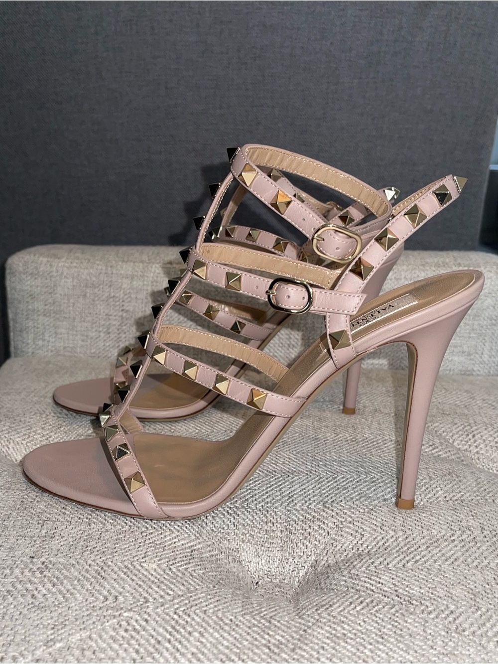 VALENTINO GARAVANI Rockstud Sandal EU 40 Poudre/Nude Blush Beige Leather